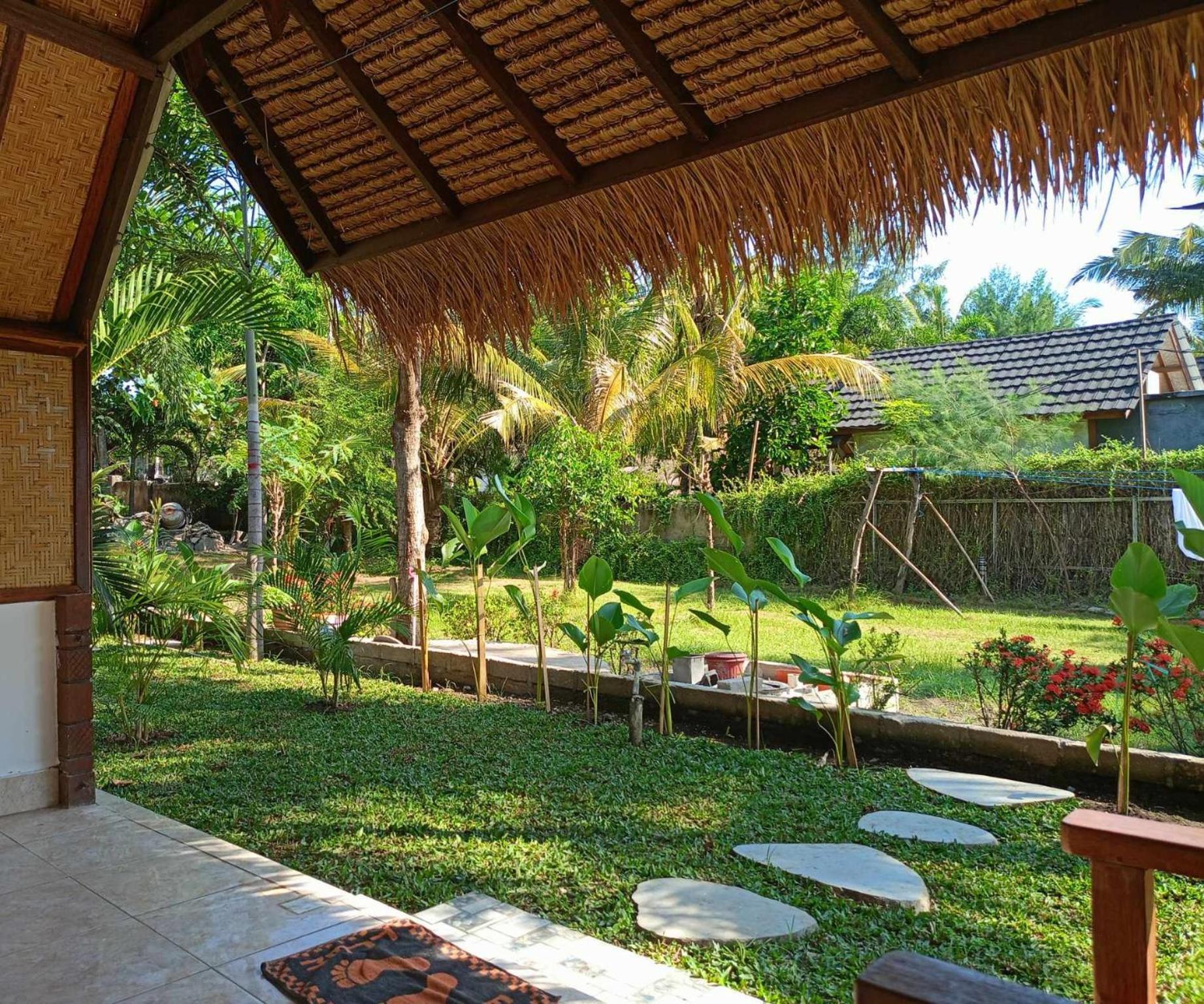 Bintang Tiga Bungalows Гили-Эйр Экстерьер фото