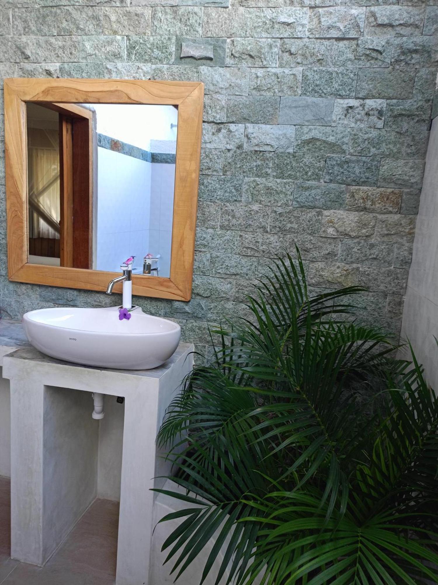 Bintang Tiga Bungalows Гили-Эйр Экстерьер фото